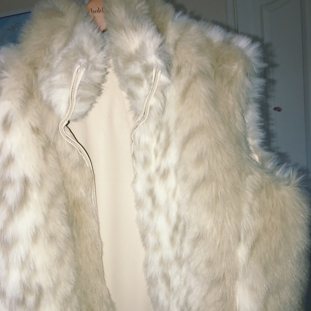 THRIFTED FAUX FUR VEST ❄️